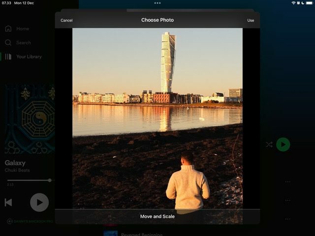 Snímek obrazovky ukazující, jak přesunout a změnit velikost fotografie Spotify na iPadu