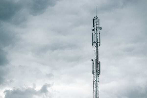 Fotografi av ett radiotorn framför en molnig himmel
