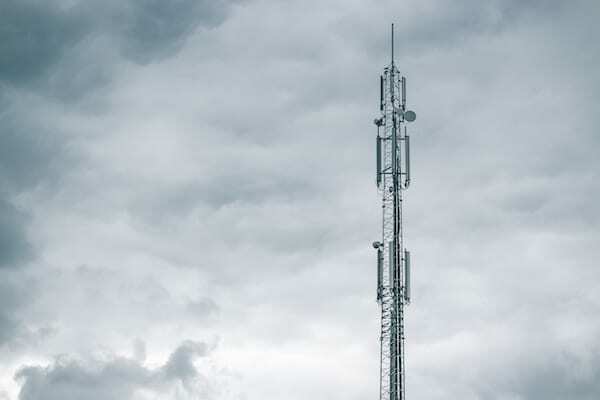 Fotografía de una torre de radio frente a un cielo nublado