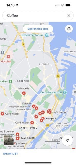 Skärmdump som visar en lista över ställen att dricka kaffe på Google Maps