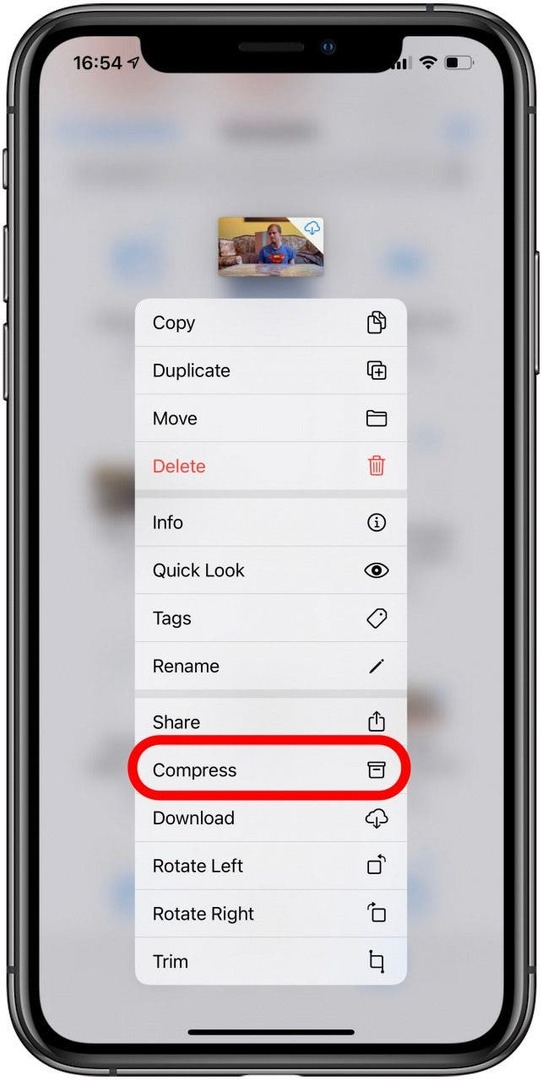 Klepněte a podržte soubor, dokud se nezobrazí nabídka. Poté klepněte na Komprimovat.