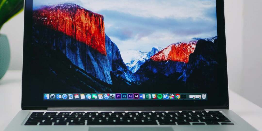 ekranı açık bir macbook fotoğrafı