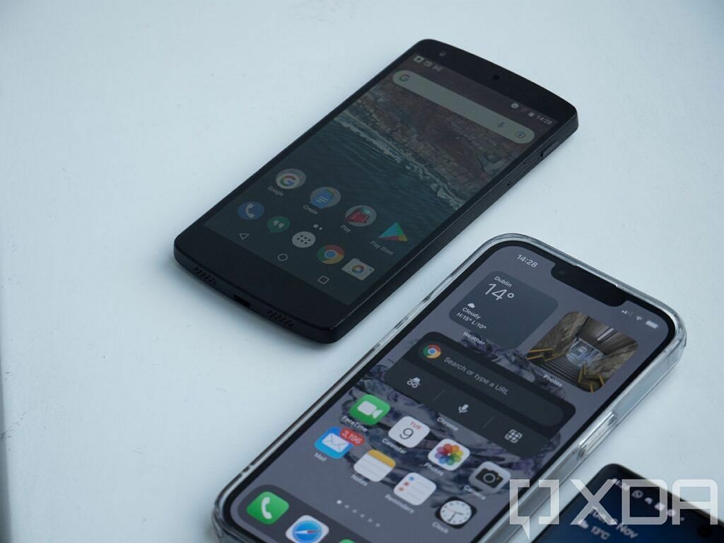 iPhone 13 Pro di samping Nexus 5