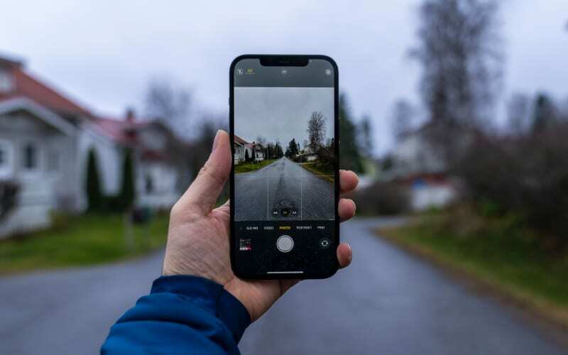 La fotocamera dell'iPhone scatta una foto di una strada