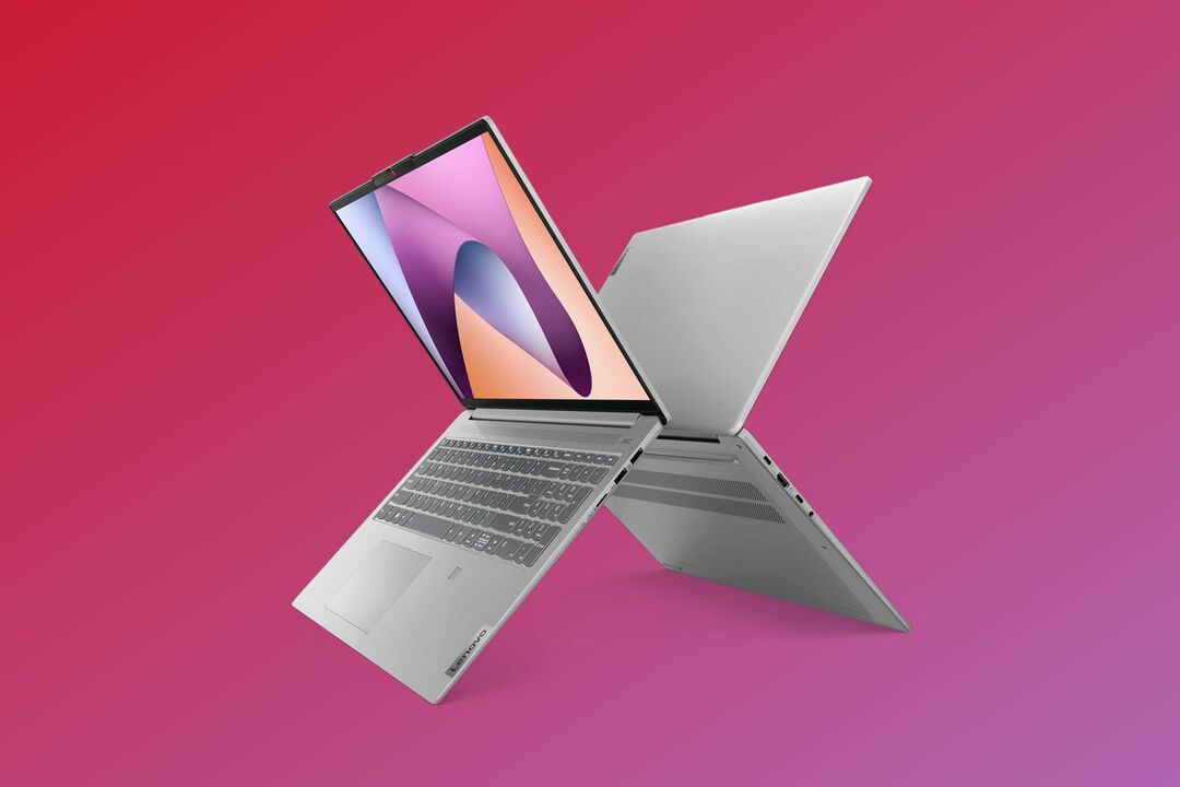 Zwei Lenovo IdeaPad Slim 5-Laptops Rücken an Rücken mit geöffnetem Deckel vor einem rot-violetten Hintergrund mit Farbverlauf