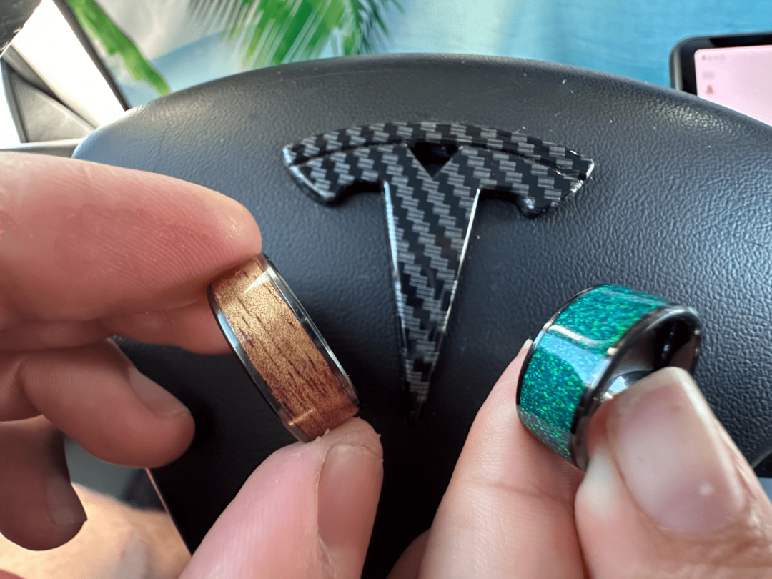 Sperren Sie Ihren Tesla mit einem Schlüsselanhänger eines Drittanbieters.