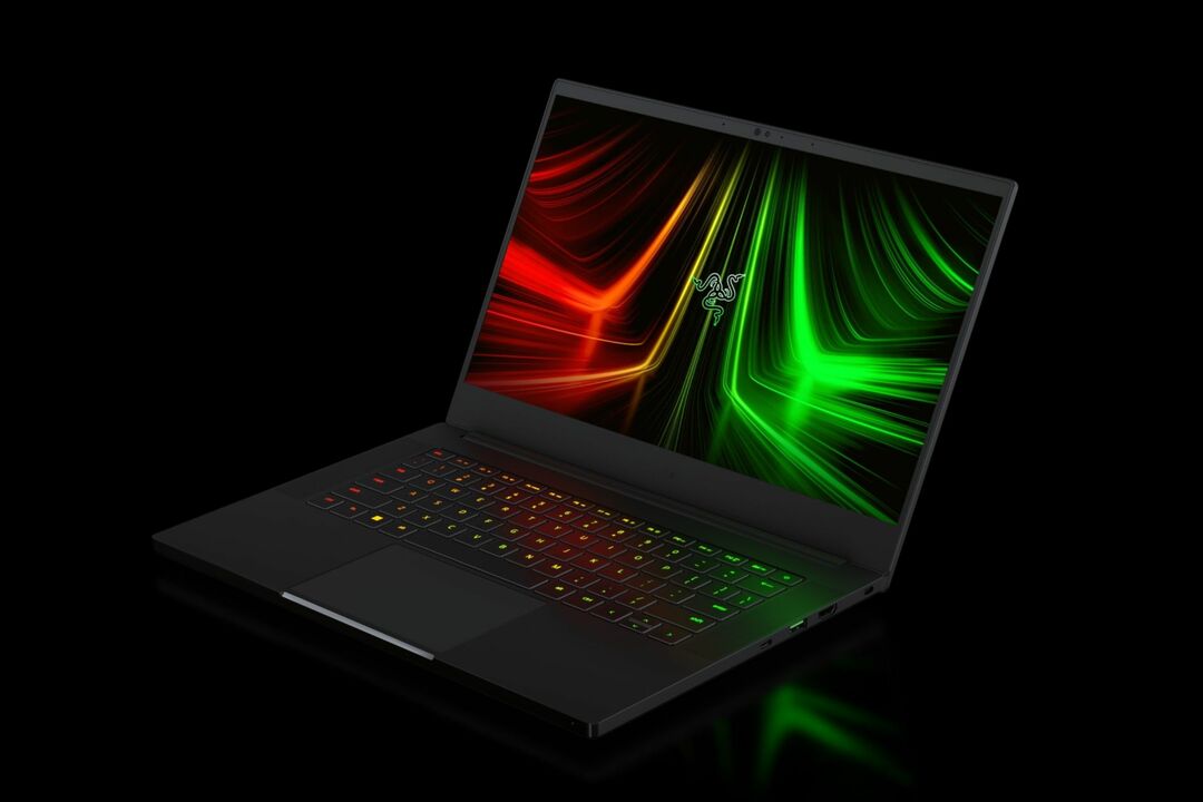 Una imagen del Razer Blade 14 (2023) con su teclado retroiluminado RGB