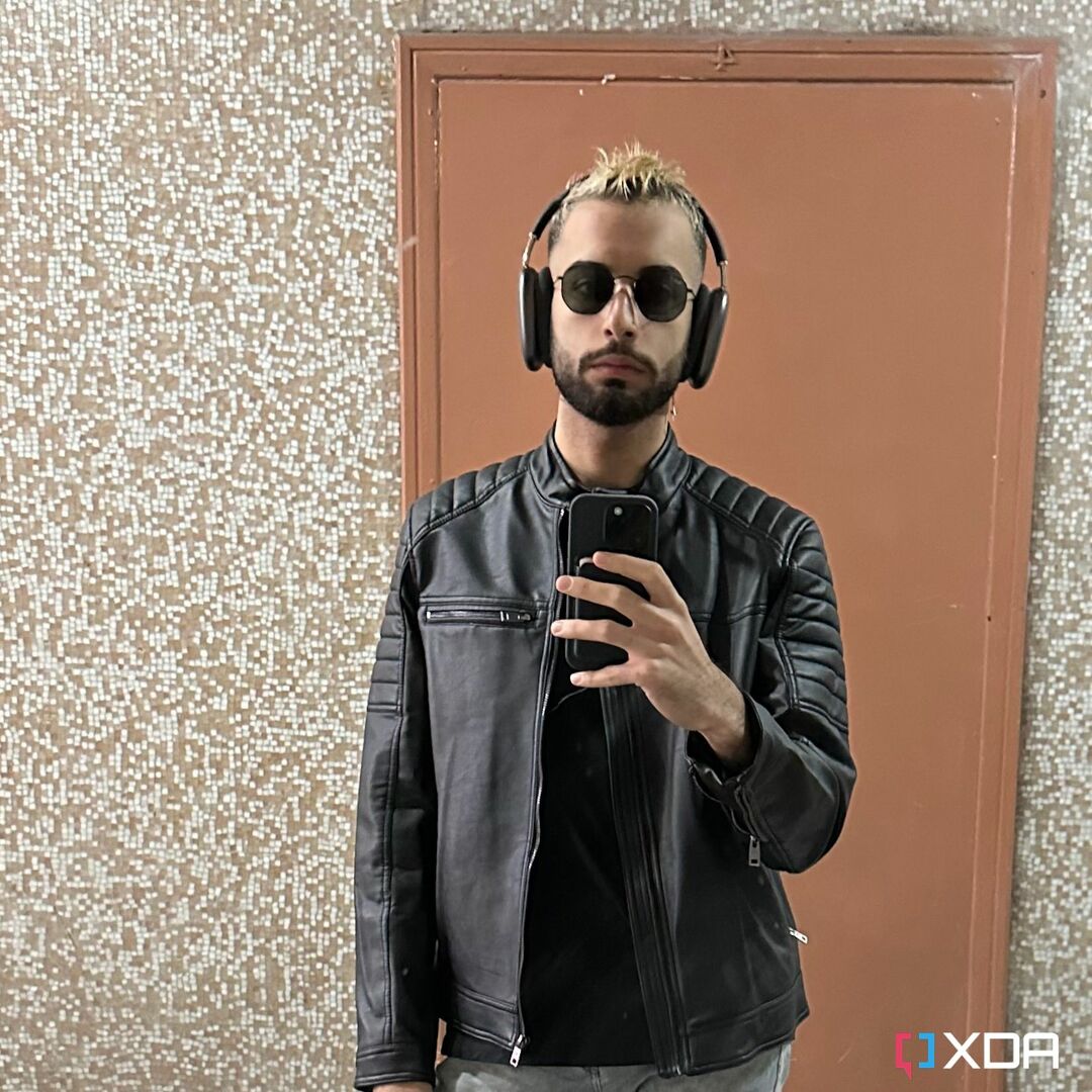 Mahmoud Itani kannab Apple AirPods Max 1-1