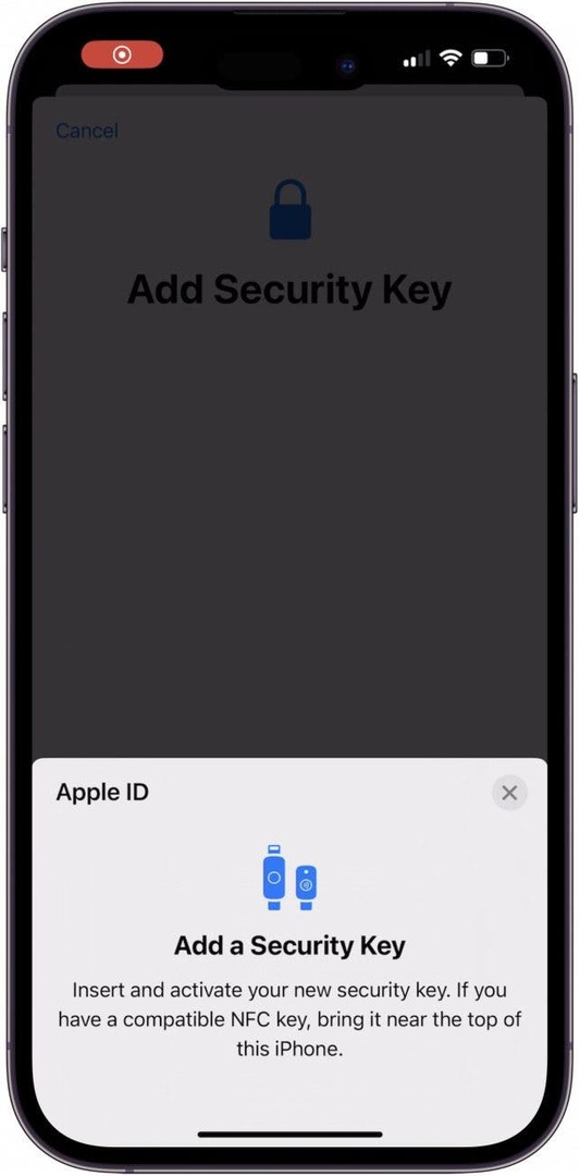 보안 키를 iPhone에 삽입하거나 길게 누르세요.