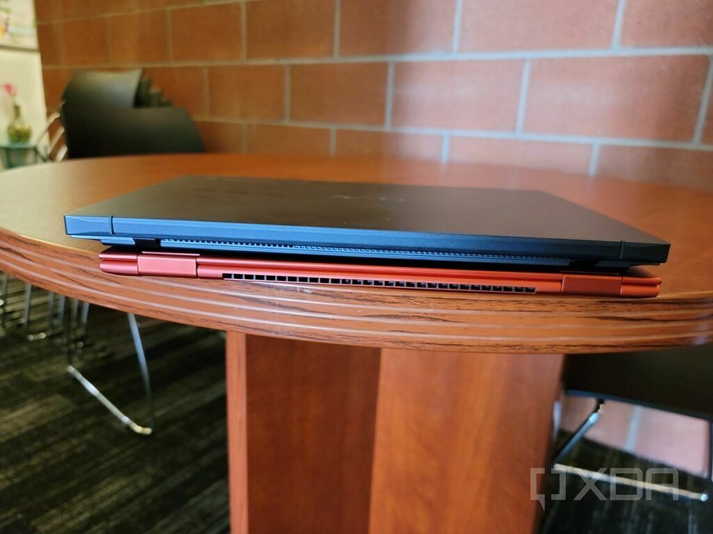 มุมมองด้านหลัง CX9 กับ Galaxy Chromebook 2