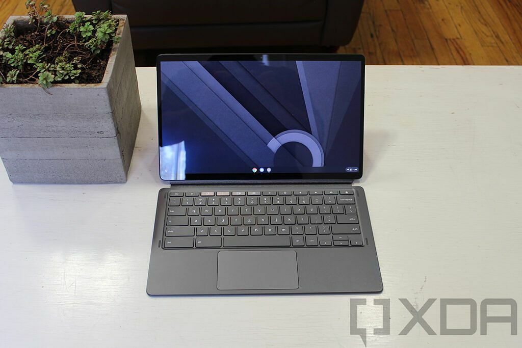 Lenovo Chromebook Duet 5 valkoisella pöydällä kasvin vieressä