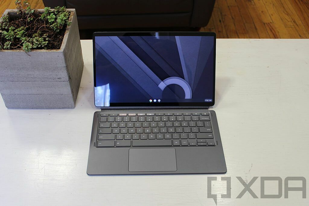 Lenovo Chromebook Duet 5 op witte tafel naast plant