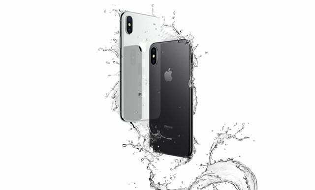 voda stříkající kolem iPhone