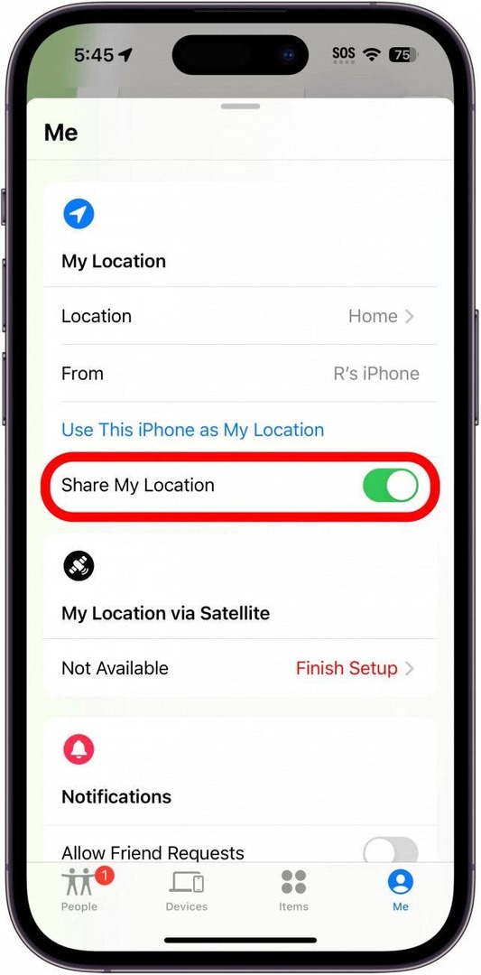 아이폰은 빨간색 원으로 표시된 활성 공유 위치 토글을 사용하여 내 앱을 찾습니다.