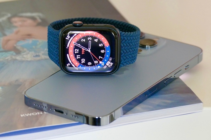 Apple Watch Series 7 sitzt auf einem iPhone 13 Pro.