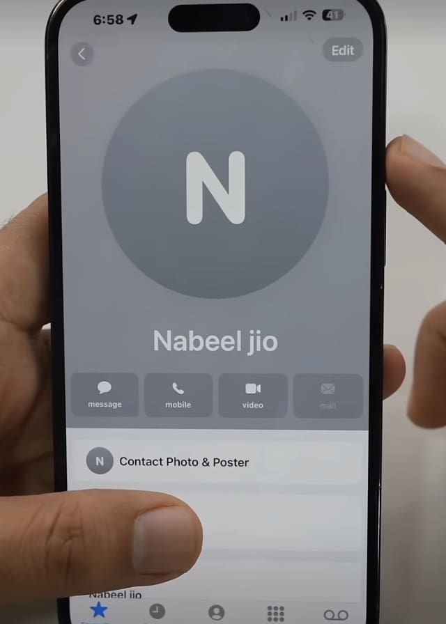 Edytuj zrzut ekranu z plakatu kontaktu z systemem iOS 17