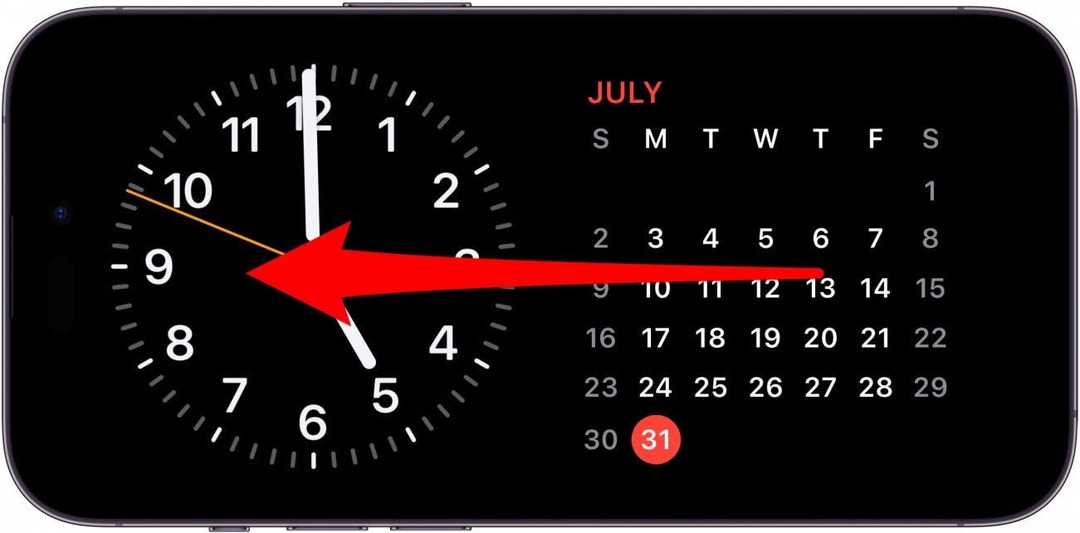 घड़ी और कैलेंडर विजेट के साथ iPhone स्टैंडबाय स्क्रीन, और स्क्रीन पर बाईं ओर इशारा करते हुए एक लाल तीर, स्क्रीन पर बाईं ओर स्वाइप करने का संकेत देता है