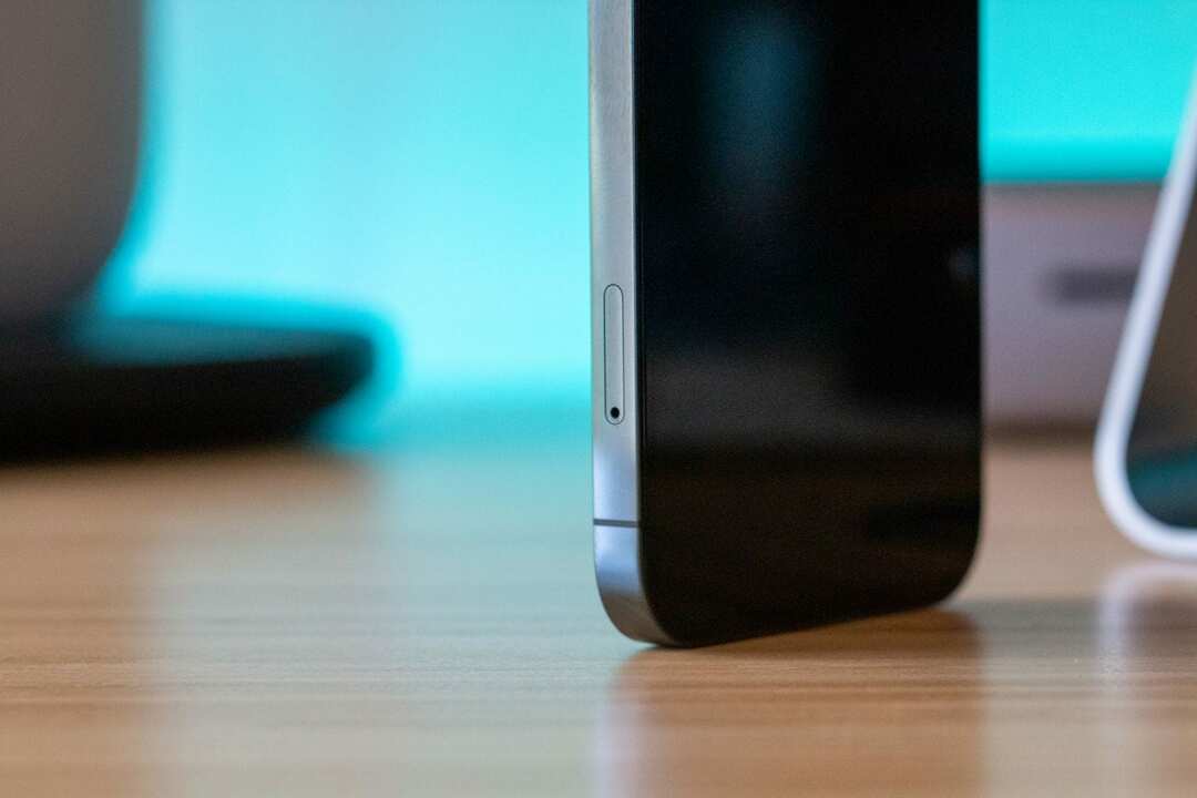 iPhone 12 SIM-fack